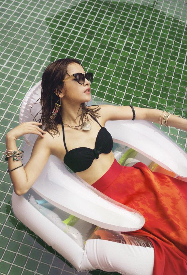 So về độ nóng bỏng, hot girl Hà thành có phần “lép vế” hơn Angela Phương Trinh.