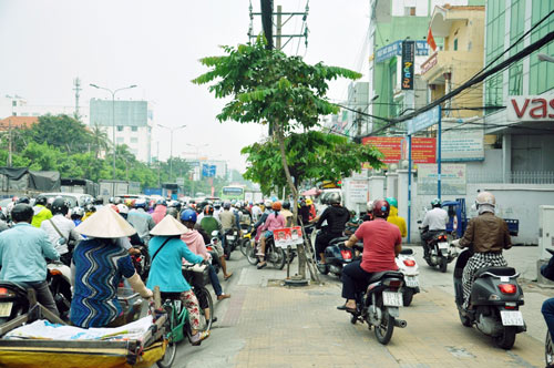 “Biển người” kẹt cứng cửa ngõ sân bay Tân Sơn Nhất - 10