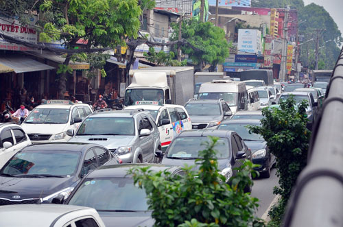 “Biển người” kẹt cứng cửa ngõ sân bay Tân Sơn Nhất - 11