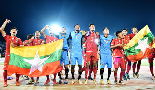 Tin nhanh AFF Cup 10/12: Kiatisak chưa vội mừng vô địch - 1