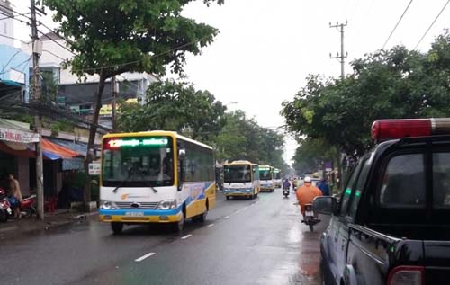 Người dân Đà Nẵng chính thức đi xe buýt miễn phí - 1
