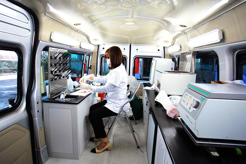 Khám phá xe kiểm nghiệm thực phẩm nhanh đầu tiên ở HN - 4