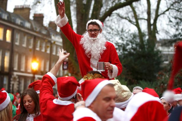 Ngày hội ông già Noel “say xỉn” diễn ra trên khắp thế giới - 1
