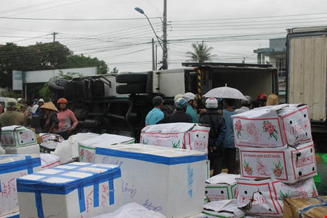 Hàng chục người gom hàng giúp tài xế xe tải bị nạn - 2