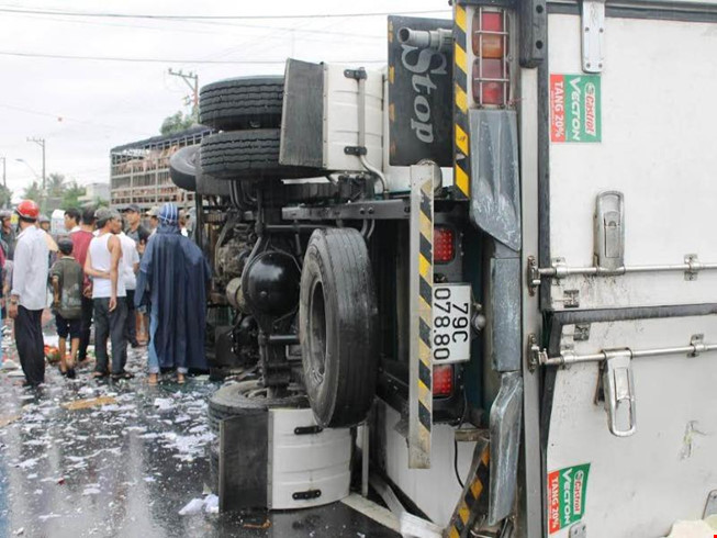 Hàng chục người gom hàng giúp tài xế xe tải bị nạn - 1