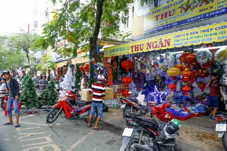 TP.HCM: Nhộn nhịp thị trường đồ trang trí giáng sinh - 2