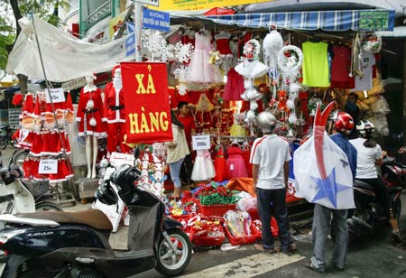 TP.HCM: Nhộn nhịp thị trường đồ trang trí giáng sinh - 3