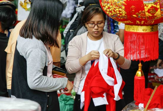 TP.HCM: Nhộn nhịp thị trường đồ trang trí giáng sinh - 5