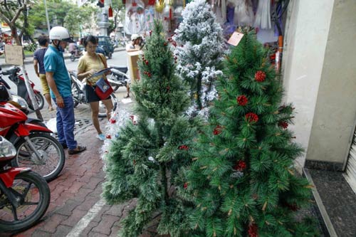 TP.HCM: Nhộn nhịp thị trường đồ trang trí giáng sinh - 6