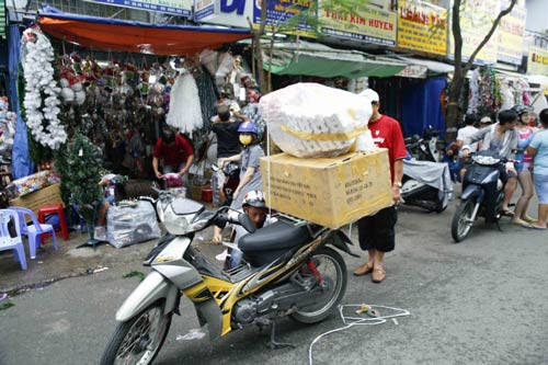 TP.HCM: Nhộn nhịp thị trường đồ trang trí giáng sinh - 7