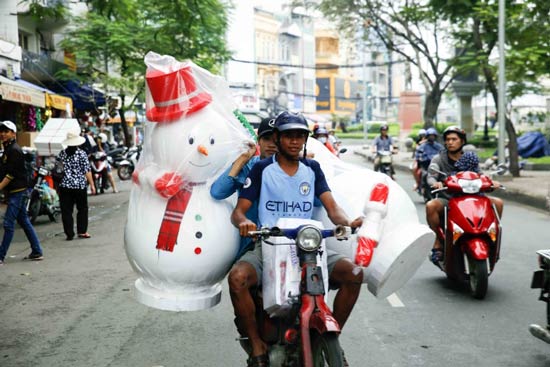 TP.HCM: Nhộn nhịp thị trường đồ trang trí giáng sinh - 8