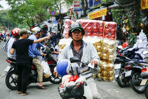 TP.HCM: Nhộn nhịp thị trường đồ trang trí giáng sinh - 9