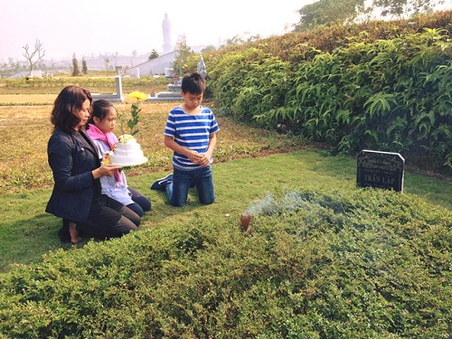 Vợ con và fan đến viếng mộ, mừng sinh nhật Trần Lập - 1