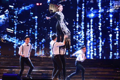 Hà Hồ được trai đẹp bế bổng trên sân khấu - 2