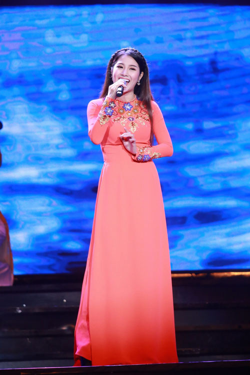 Hà Hồ được trai đẹp bế bổng trên sân khấu - 7