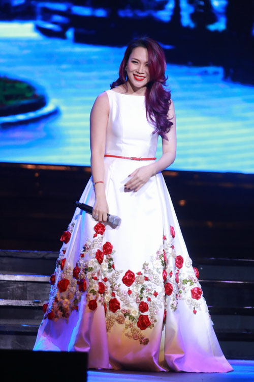 Hà Hồ được trai đẹp bế bổng trên sân khấu - 4