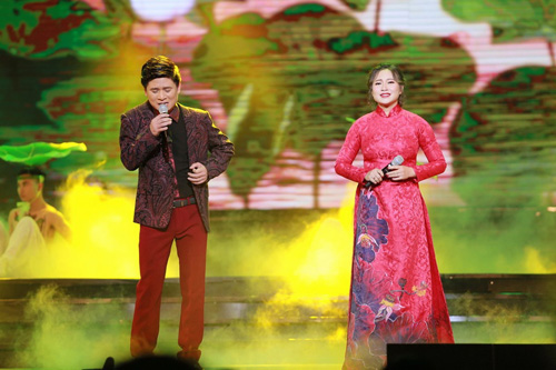 Hà Hồ được trai đẹp bế bổng trên sân khấu - 10