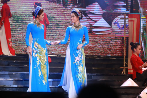 Hà Hồ được trai đẹp bế bổng trên sân khấu - 9