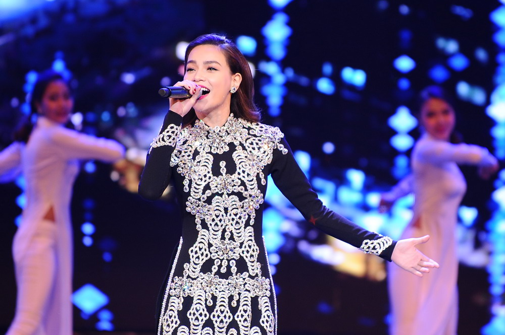 Huyền My e ấp với áo dài, đẹp lấn át cả dàn mỹ nhân Việt - 4