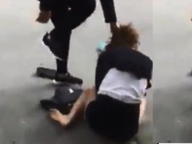 Nữ nhân viên bảo hiểm bị đánh ghen, bắt quỳ giữa phố