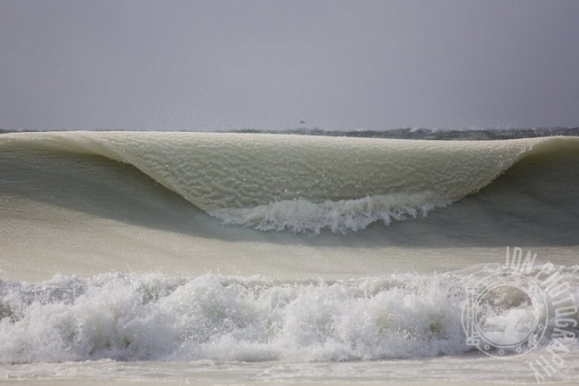 Sóng đóng băng bên bờ biển đảo Nantucket