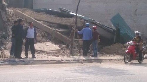 Quảng Ninh: Nhà 3 tầng bất ngờ đổ sập, dân hú vía - 1