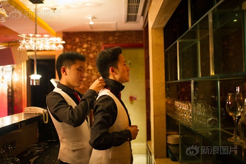 Chàng trai kiếm bộn tiền nhờ dịch vụ tỏ tình, cầu hôn - 1