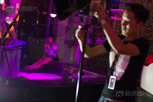 Chàng trai kiếm bộn tiền nhờ dịch vụ tỏ tình, cầu hôn - 2