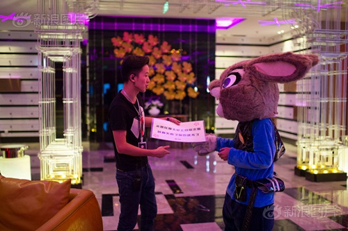 Chàng trai kiếm bộn tiền nhờ dịch vụ tỏ tình, cầu hôn - 4