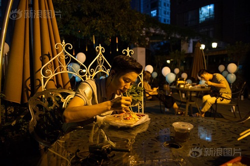 Chàng trai kiếm bộn tiền nhờ dịch vụ tỏ tình, cầu hôn - 6