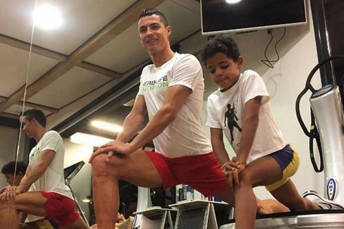 Cuộc sống như &#34;ông hoàng nhí&#34; của con trai Ronaldo - 1
