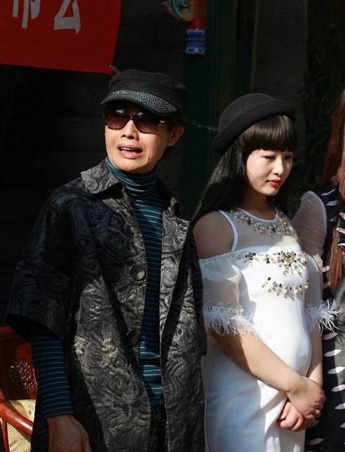 6 chuyện tình "trâu già thích gặm cỏ non" dậy sóng dư luận - 3