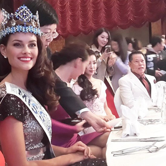 Hoa hậu Thế giới người Nam Phi Rolene Strauss từng "chạm trán" với tỷ phú Hoàng Kiều trong một bữa tiệc đình đám tại tại Quảng Châu, Trung Quốc, khi cô vừa đăng quang ngôi vị sắc đẹp này. Tỷ phú người Mỹ gốc Việt rất có hứng thú với những cuộc thi sắc đẹp và những người đẹp trên toàn cầu.