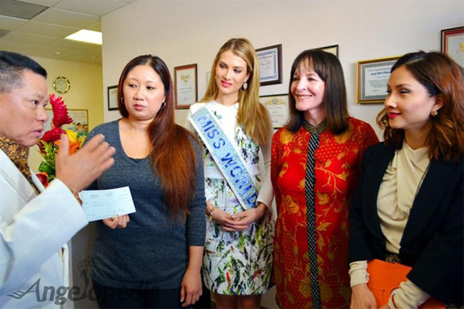 Người đẹp xuất hiện cùng tỷ phú Hoàng Kiều gần đây nhất là đương kim Hoa hậu Thế giới Mireia Lalaguna Royo. Cô đồng hành cùng tỷ phú gốc Việt trong một chương trình từ thiện tại California (Mỹ).