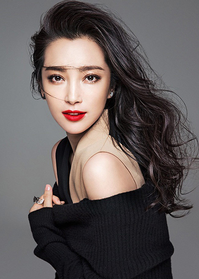 Cô là một trong những nữ diễn viên nổi tiếng nhất nhì màn ảnh Trung Quốc với nhiều vai diễn ấn tượng.