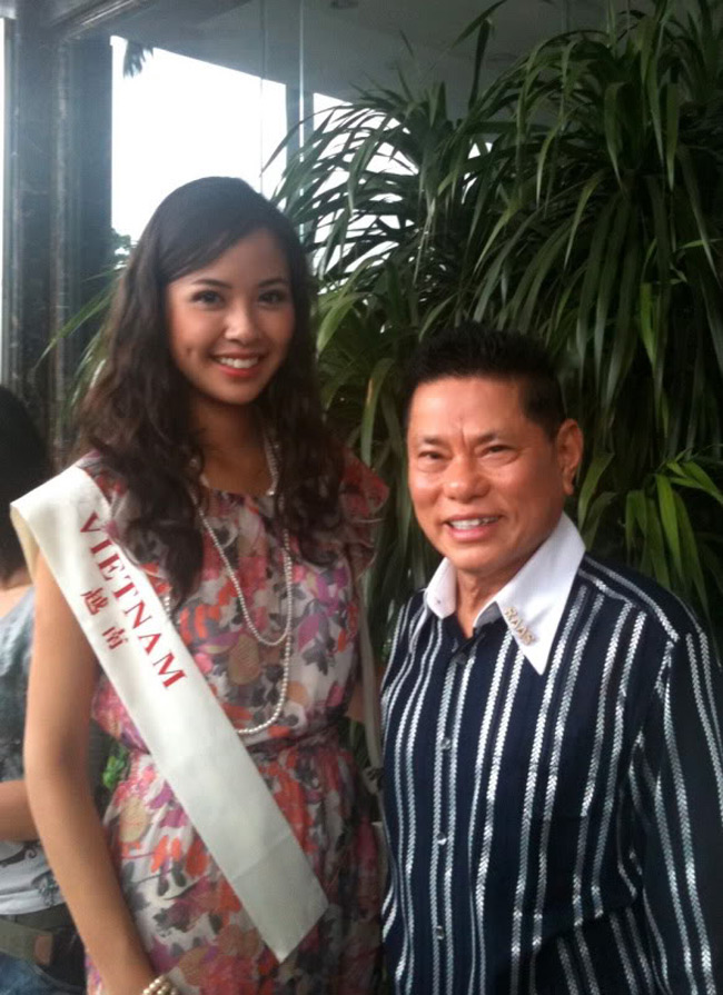 Đại diện Việt Nam Á hậu Kiều Khanh và tỷ phú Hoàng Kiều bên lề cuộc thi Hoa hậu Thế giới 2010 tại Hải Nam, Trung Quốc.
