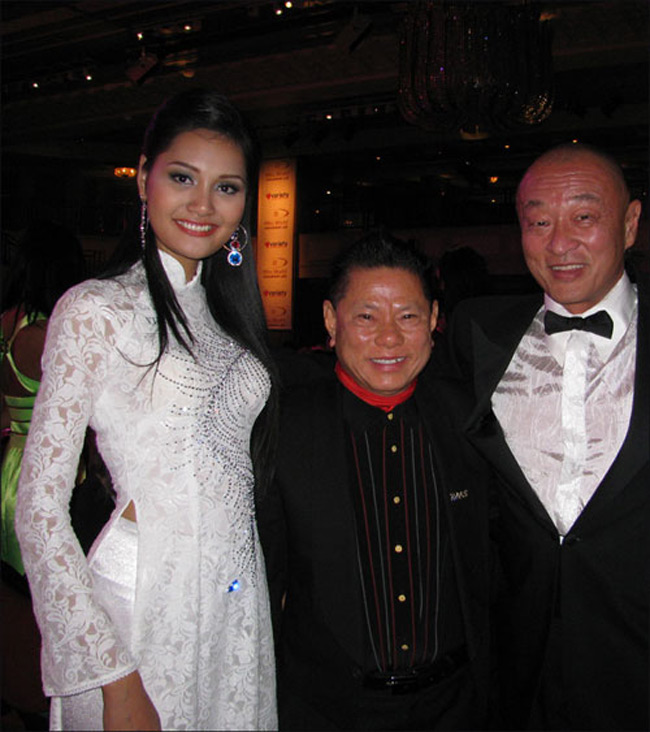 Là người có quan hệ thân thiết với cuộc thi hoa hậu Thế giới nên tỷ phú Hoàng Kiều thường xuyên có mặt tại những nơi tổ chức. Năm 2009, hoa hậu Hương Giang đã gặp gỡ với ông tại Nam Phi - nơi diễn ra cuộc thi năm đó.