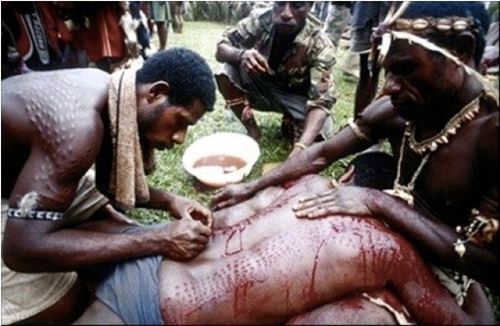 Rợn người phong tục điêu khắc cơ thể như da cá sấu - 1