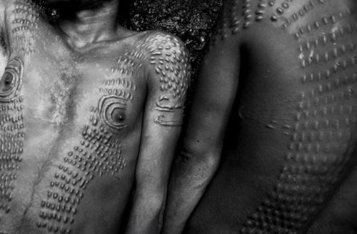 Rợn người phong tục điêu khắc cơ thể như da cá sấu - 3