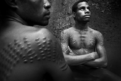 Rợn người phong tục điêu khắc cơ thể như da cá sấu - 4