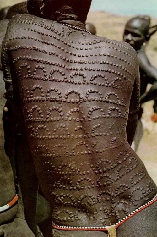 Rợn người phong tục điêu khắc cơ thể như da cá sấu - 5