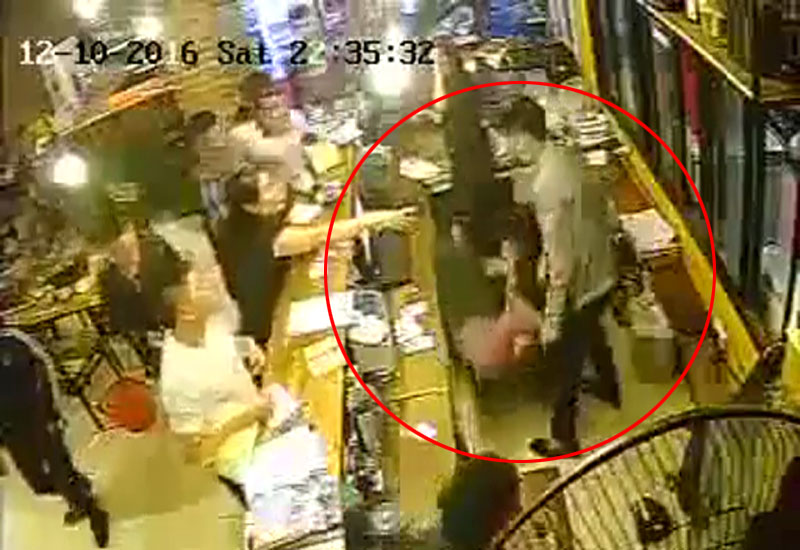 Clip: Nữ nhân viên nhà hàng bị khách giật tóc, đánh vào mặt - 1