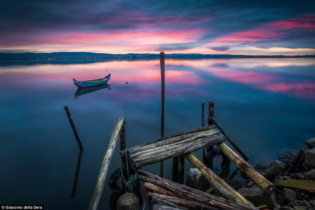 Bức ảnh ấn tượng nhất năm 2016 trên mạng xã hội Flickr, ghi lại khoảnh khắc chiếc thuyền nhỏ nằm trên mặt nước yên tĩnh lúc hoàng hôn dưới hồ Aveira ở Bồ Đào Nha.