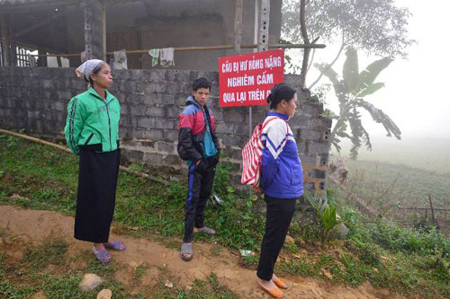 Cầu treo bằng gang tay bị dỡ, HS lội suối đến trường - 3