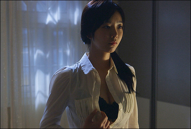 Trong bộ phim gây sốc màn ảnh Hàn năm 2013, Bae Seul Ki vào vai một cô gái trẻ mới 27 tuổi nhưng có mối tình với người đàn ông hơn 72 tuổi.