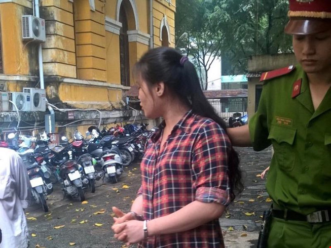 Nữ sinh viên cùng bạn trai dùng roi điện đi cướp - 1