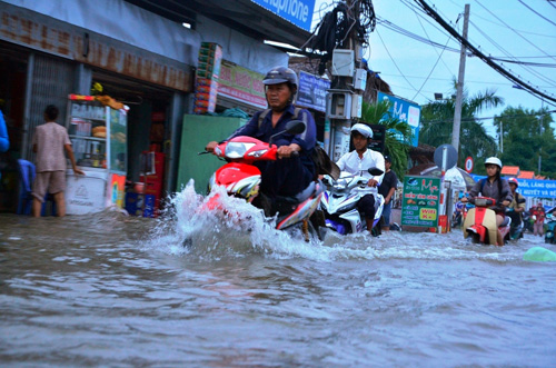 Người Sài Gòn “bơi” về nhà dù trời không mưa - 1