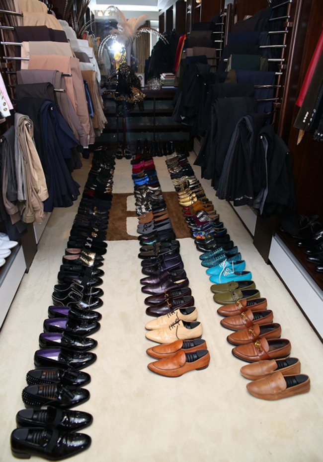 Không chỉ quần áo, anh còn sở hữu bộ sưu tập giày dép với số lượng lên đến hơn 600 đôi.