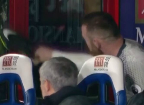 MU: Bị thay ra, Rooney đập vỡ kính trước mặt Mourinho - 1
