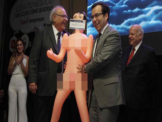 Chile dậy sóng vì màn tặng búp bê tình dục cho bộ trưởng - 1